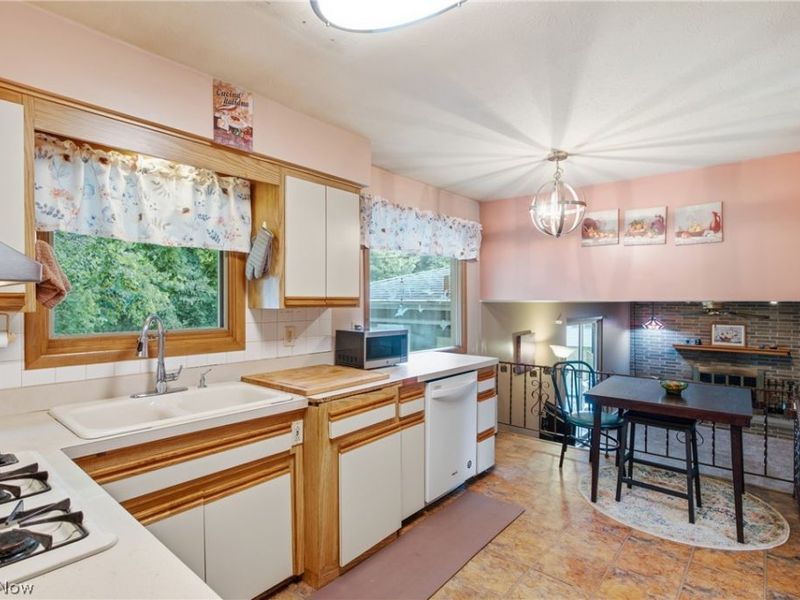1351 N Circle View Drive, Seven Hills, OH 44131 Photo 6