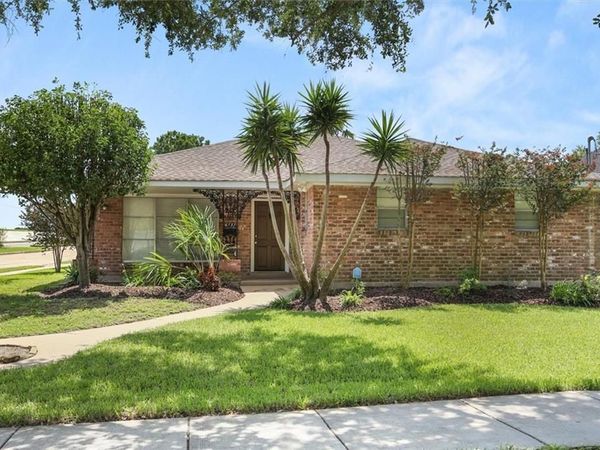 6151 CHARLOTTE Drive , New Orleans, LA 70122