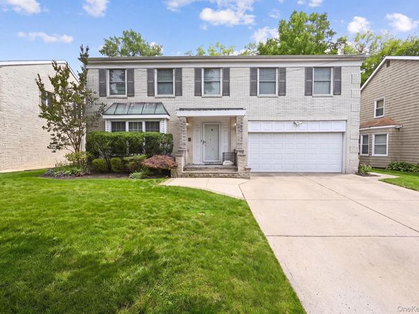 19 Sunset Road West , Albertson, NY 11507