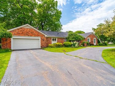 1899 Ledbury Drive, Bloomfield Hills, MI 48304