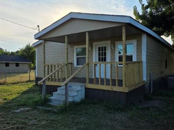 916 West Avenue B, Rosebud, TX 76570