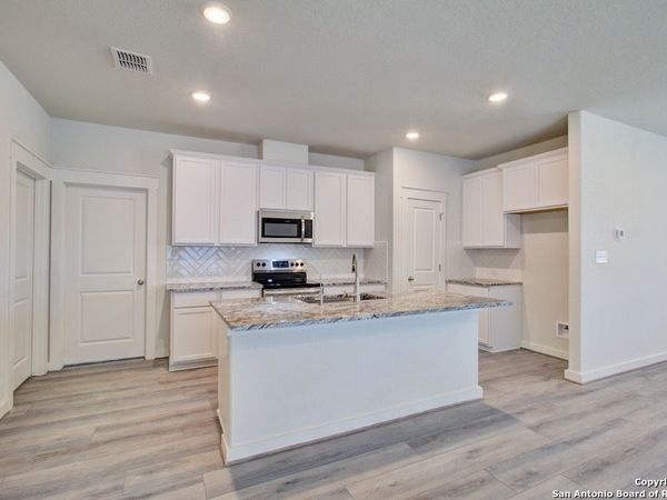2703 Echinacea Path, Converse, TX 78109