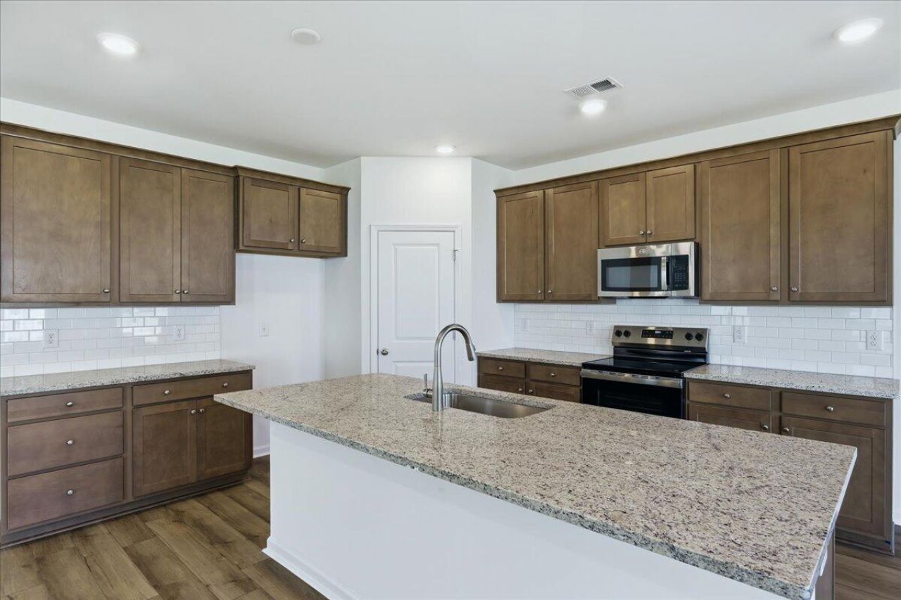 439 Cadbury Loop Photo 10