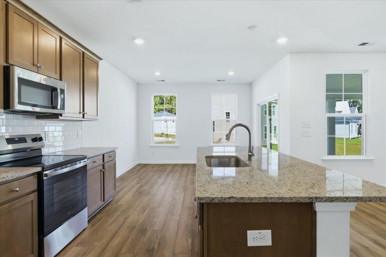 439 Cadbury Loop Photo 17