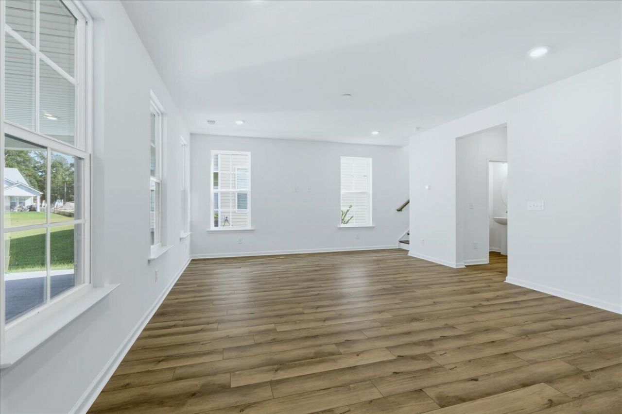 439 Cadbury Loop Photo 18