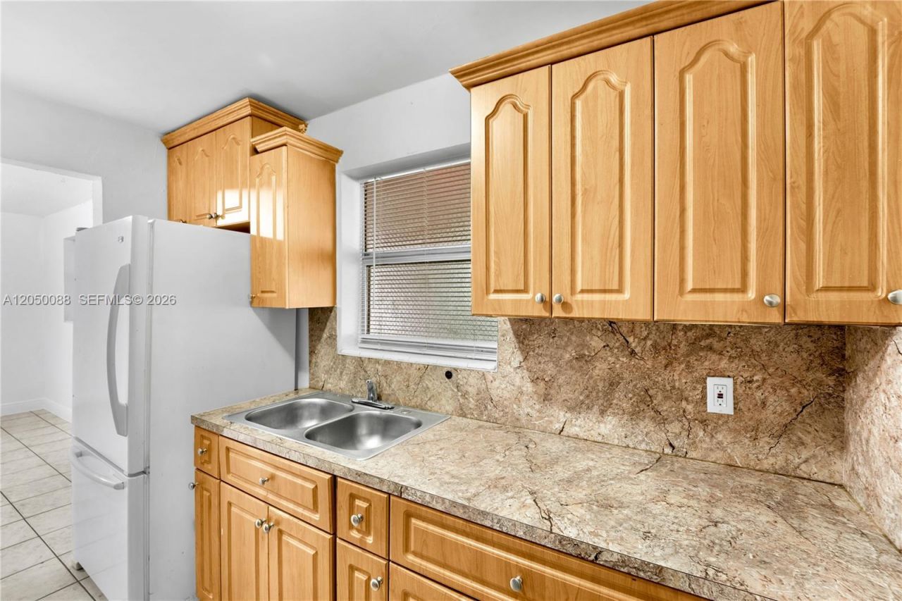 1305 W 53rd St , Unit 420, Hialeah, FL 33012 Photo
