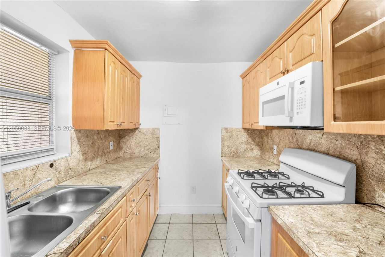1305 W 53rd St , Unit 420, Hialeah, FL 33012 Photo