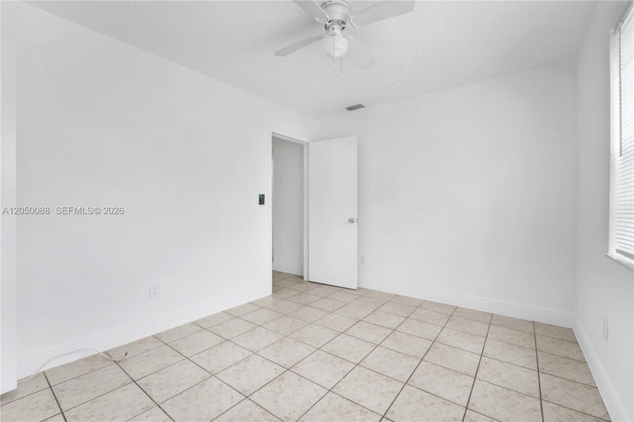 1305 W 53rd St , Unit 420, Hialeah, FL 33012 Photo