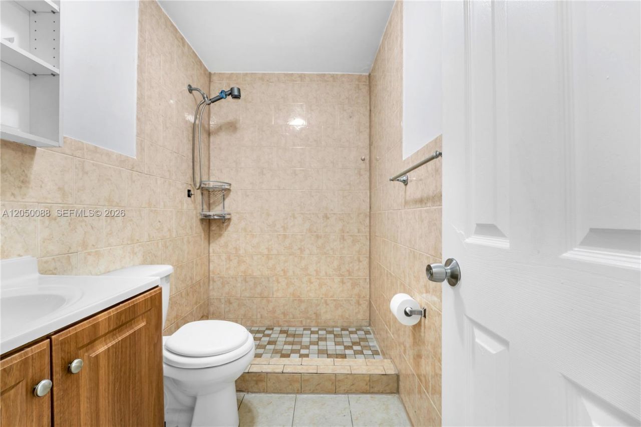 1305 W 53rd St , Unit 420, Hialeah, FL 33012 Photo