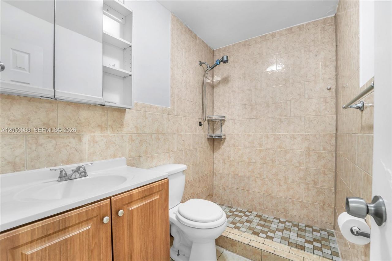 1305 W 53rd St , Unit 420, Hialeah, FL 33012 Photo