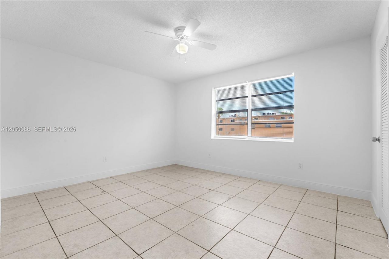 1305 W 53rd St , Unit 420, Hialeah, FL 33012 Photo