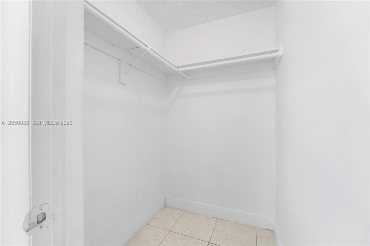 1305 W 53rd St , Unit 420, Hialeah, FL 33012 Photo