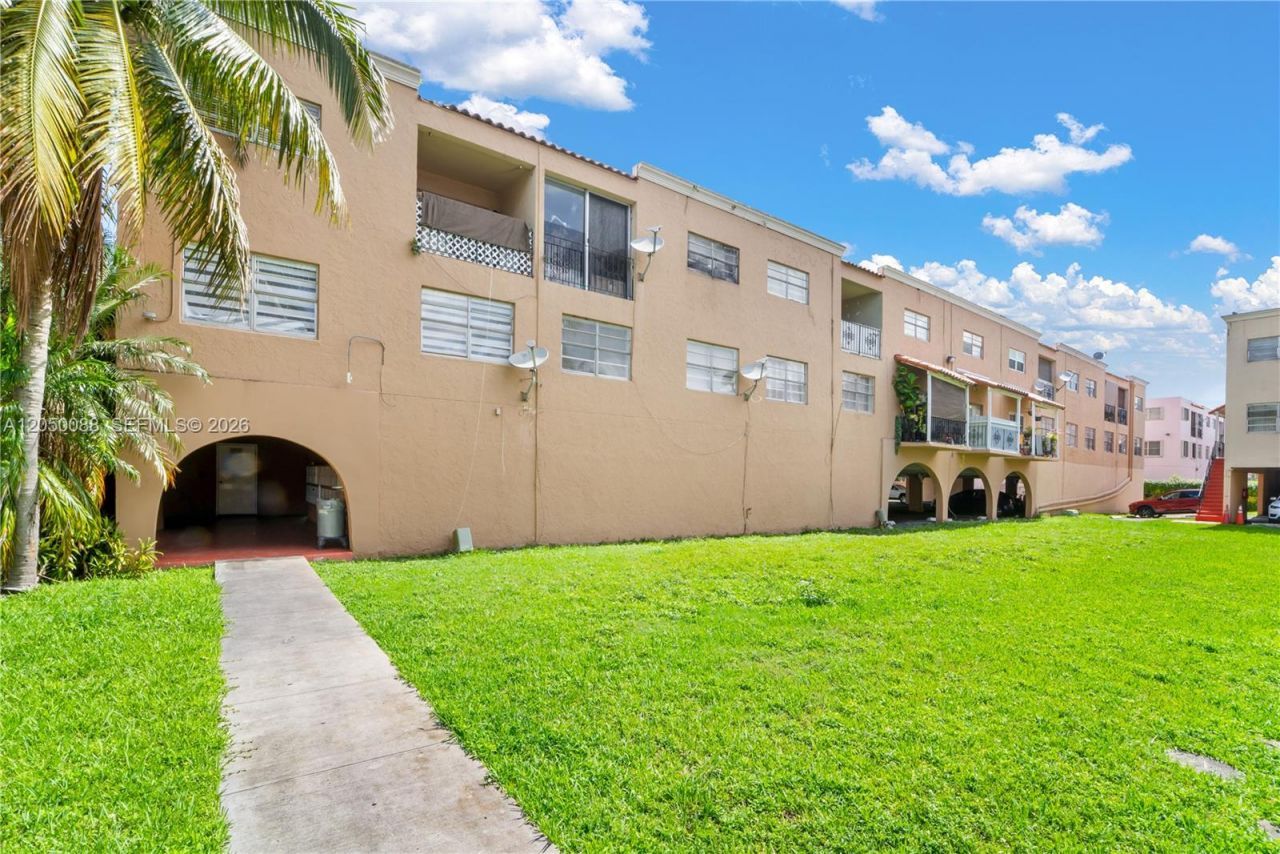 1305 W 53rd St , Unit 420, Hialeah, FL 33012 Photo