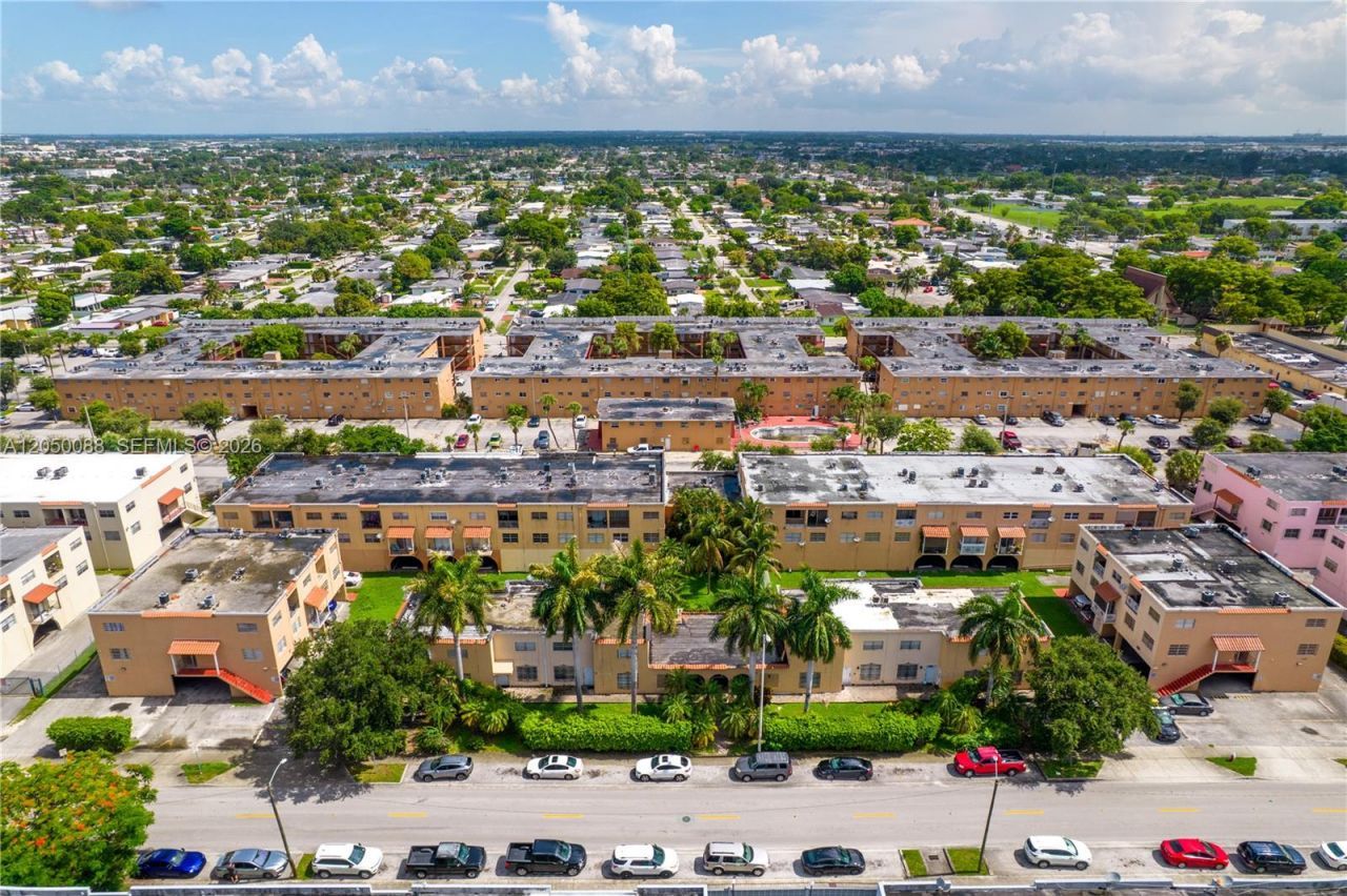 1305 W 53rd St , Unit 420, Hialeah, FL 33012 Photo