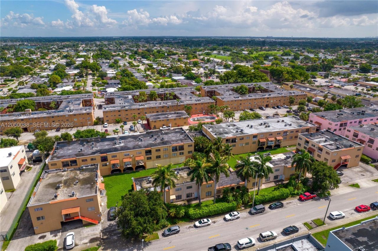 1305 W 53rd St , Unit 420, Hialeah, FL 33012 Photo