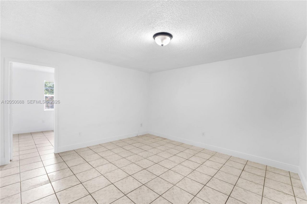 1305 W 53rd St , Unit 420, Hialeah, FL 33012 Photo