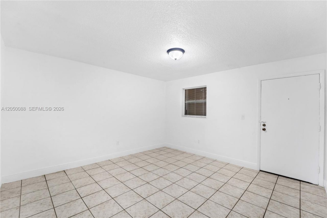 1305 W 53rd St , Unit 420, Hialeah, FL 33012 Photo