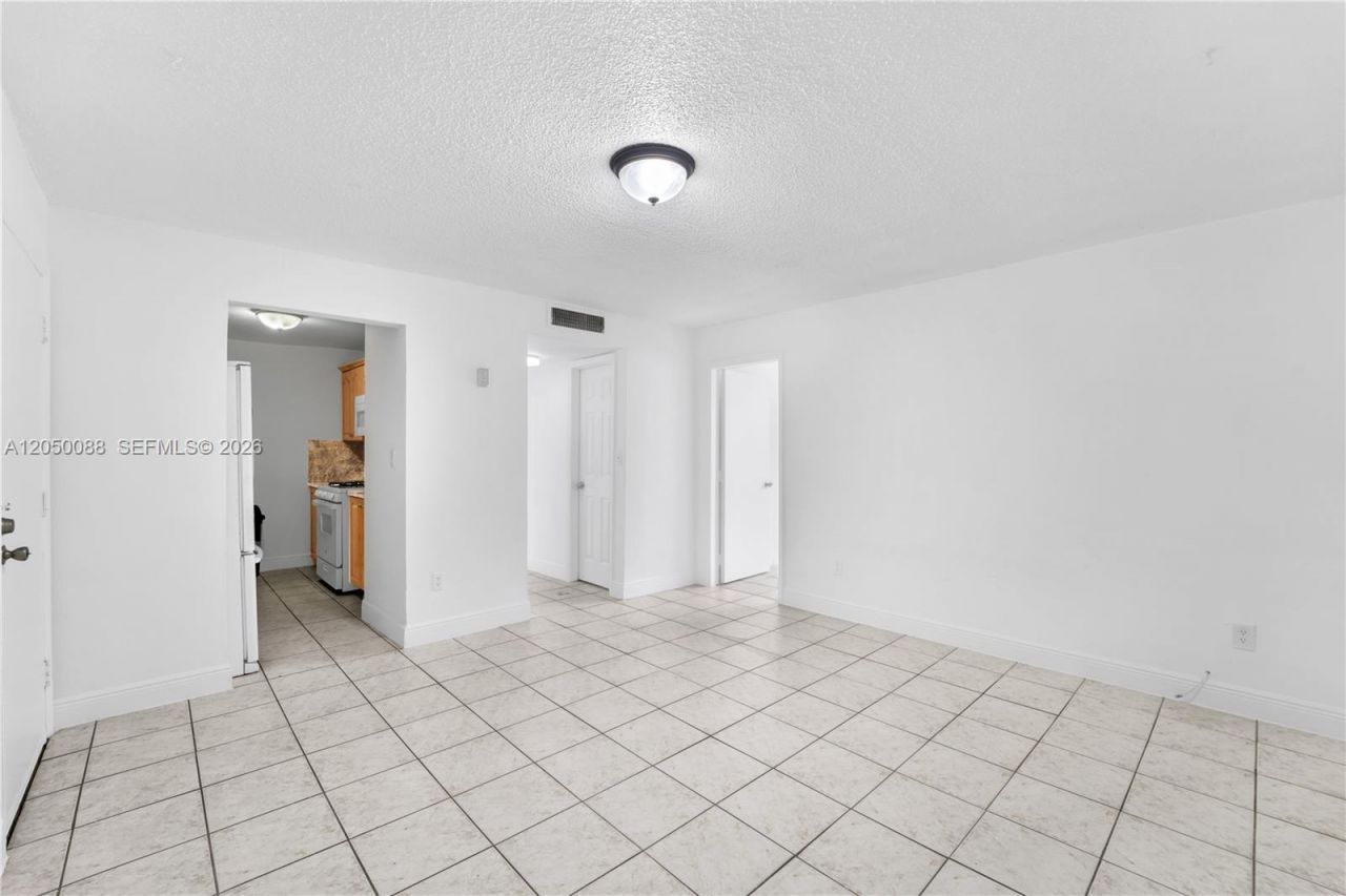 1305 W 53rd St , Unit 420, Hialeah, FL 33012 Photo