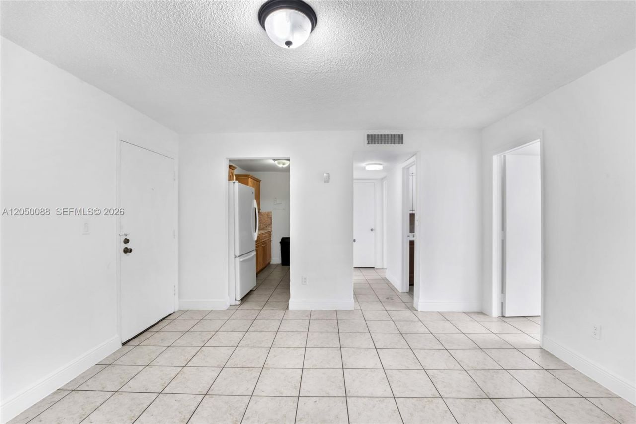 1305 W 53rd St , Unit 420, Hialeah, FL 33012 Photo