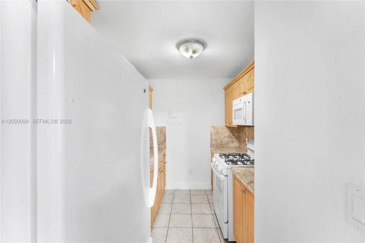 1305 W 53rd St , Unit 420, Hialeah, FL 33012 Photo