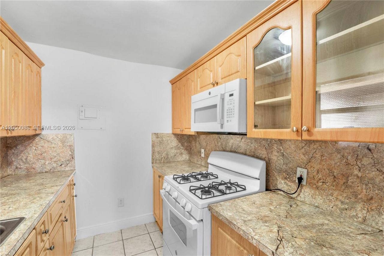 1305 W 53rd St , Unit 420, Hialeah, FL 33012 Photo