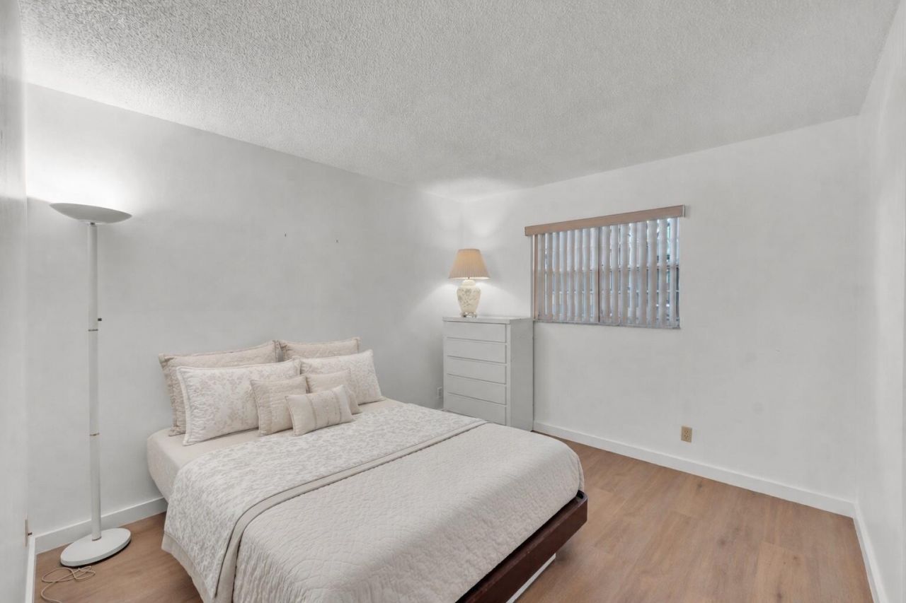 301 Cambridge Road, Unit 202, Hollywood, FL 33024 Photo