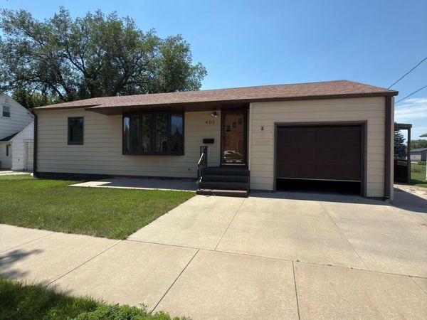 405 S 3rd St, Parkston, SD 57366