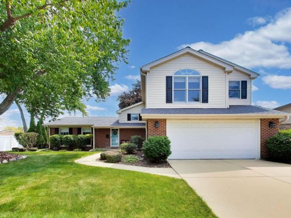 2006 N Elizabeth Drive, Arlington Heights, IL 60004
