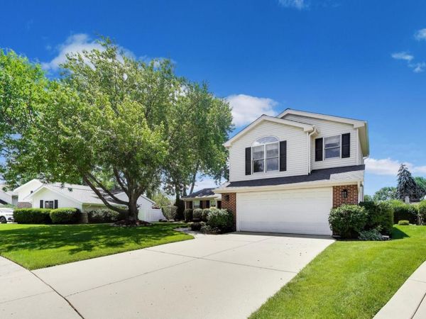 2006 N Elizabeth Drive, Arlington Heights, IL 60004