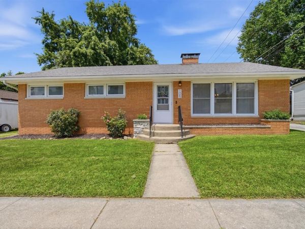 105 W Main Street , Heyworth, IL 61745