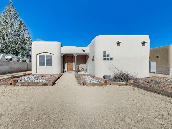 233 Shangri La Court NW, Albuquerque, NM 87107