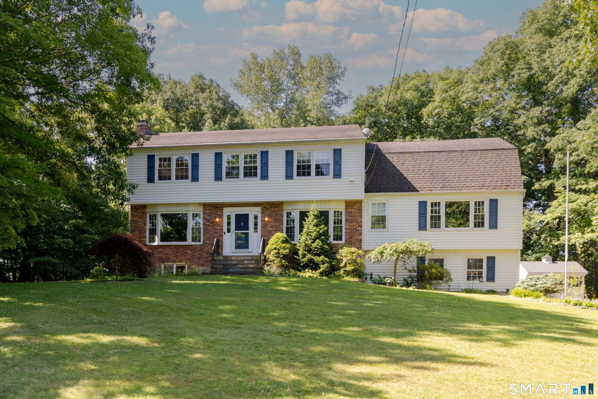 27 Round Hill, Danbury, CT 06811 Main Photo