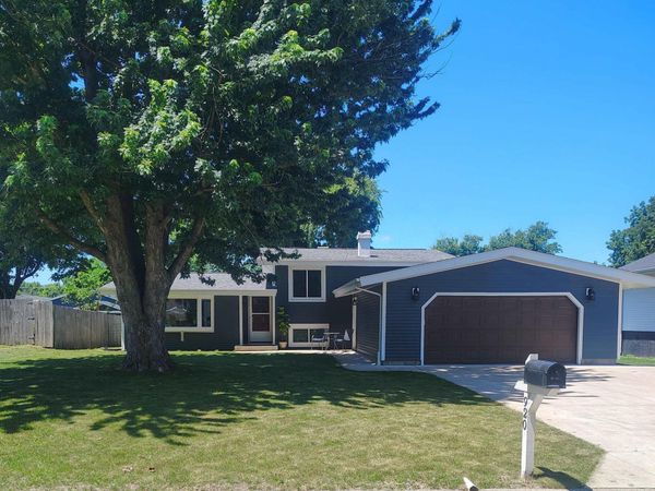 920 N 8TH Street, Canton, IL 61520