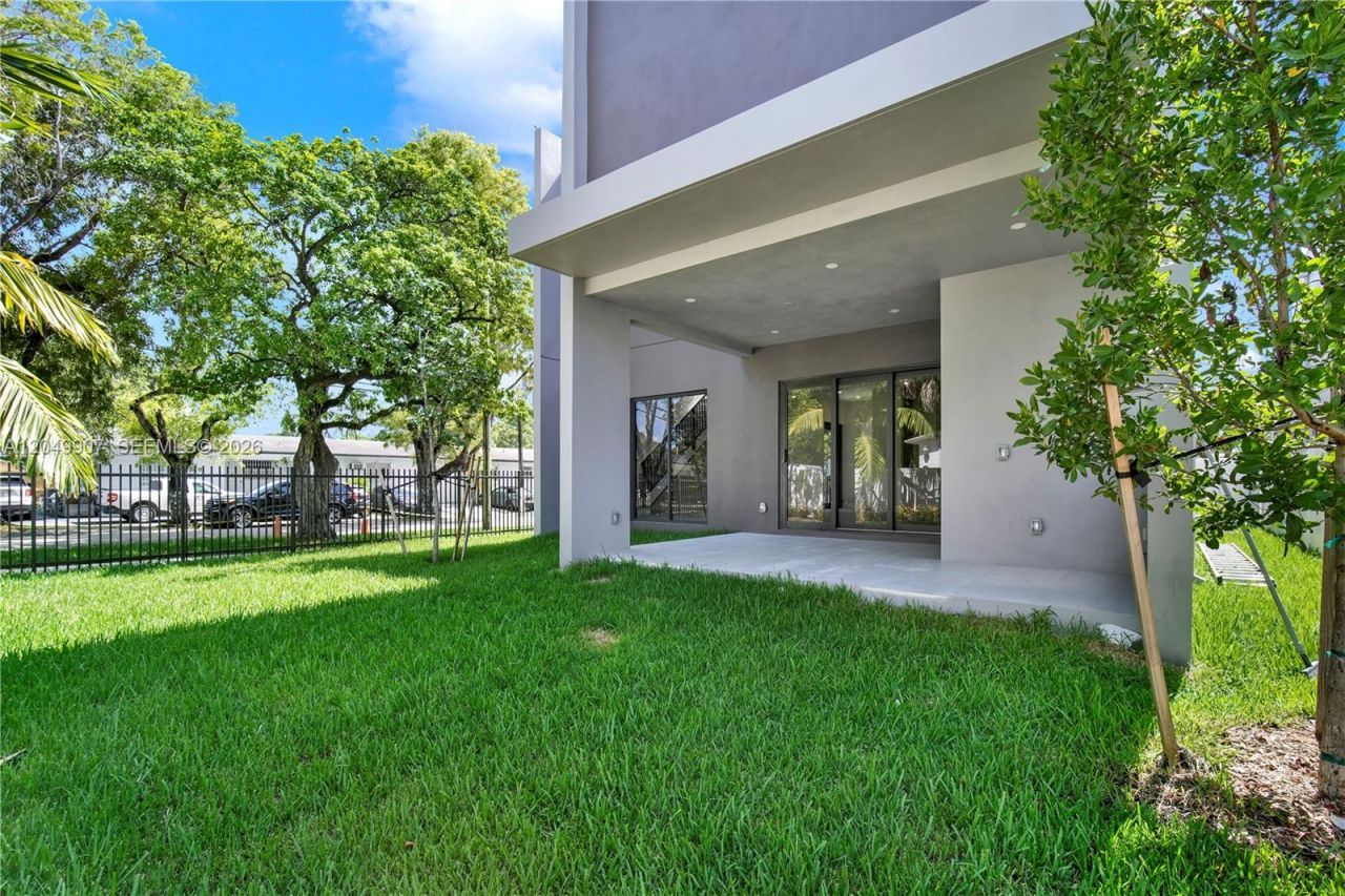 3437 SW 29th St , Unit 3437, Miami, FL 33133 Photo