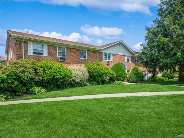 460 Old Town Road , Unit 8J, Port Jefferson Station, NY 11776