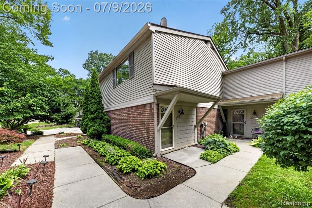 27165 Farmbrook Villa Drive, Southfield, MI 48034 Main Photo