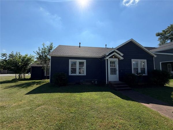 403 SW E Street , Bentonville, AR 72712