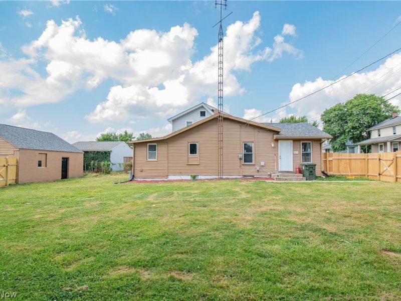 817 Halter Court NW, Canton, OH 44708 Photo 2