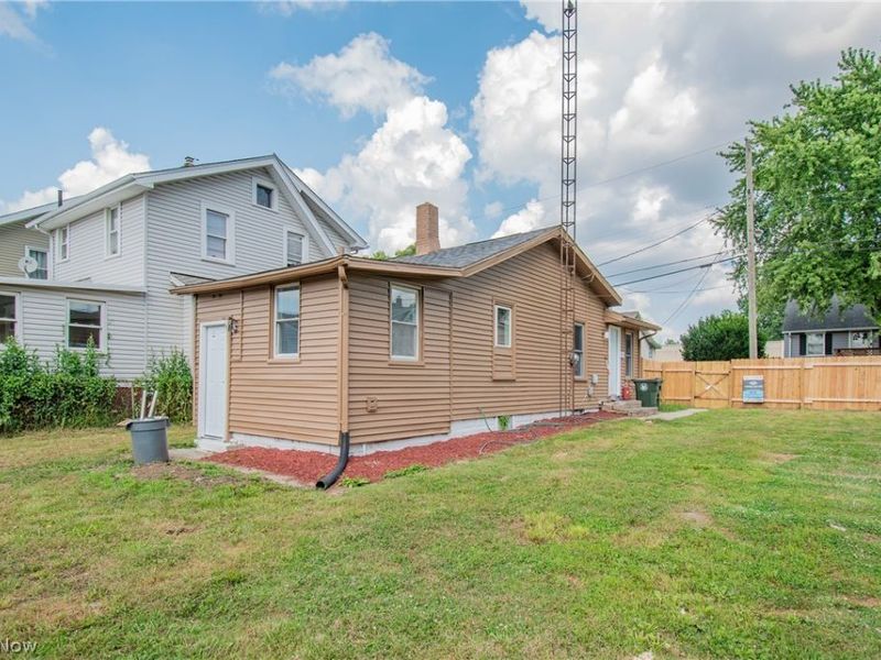817 Halter Court NW, Canton, OH 44708 Photo 3