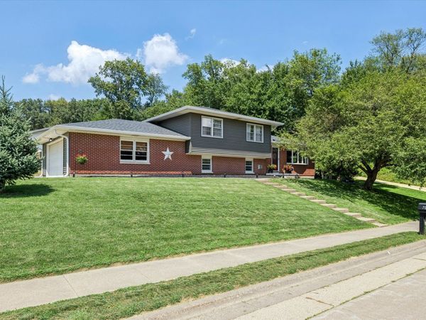 702 15th Avenue NW, Clinton, IA 52732