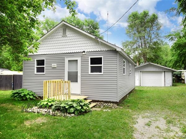 2390 E Boatfield Avenue, Burton, MI 48529