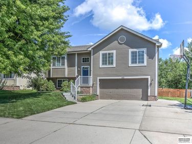 810 Clearwater Drive, Papillion, NE 68046