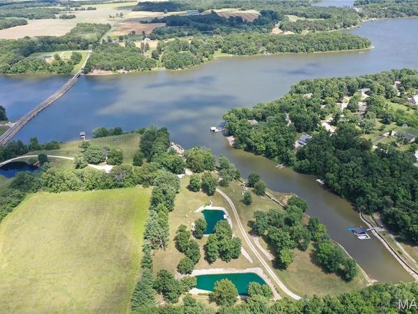 1 Fox Hollow Drive , Hillsboro, IL 62049