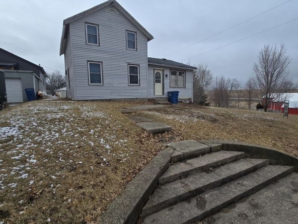 200 Muscatine Street , Dixon, IA 52745