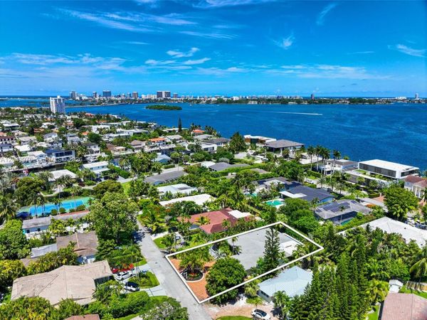 11530 NE 22nd Dr , North Miami, FL 33181