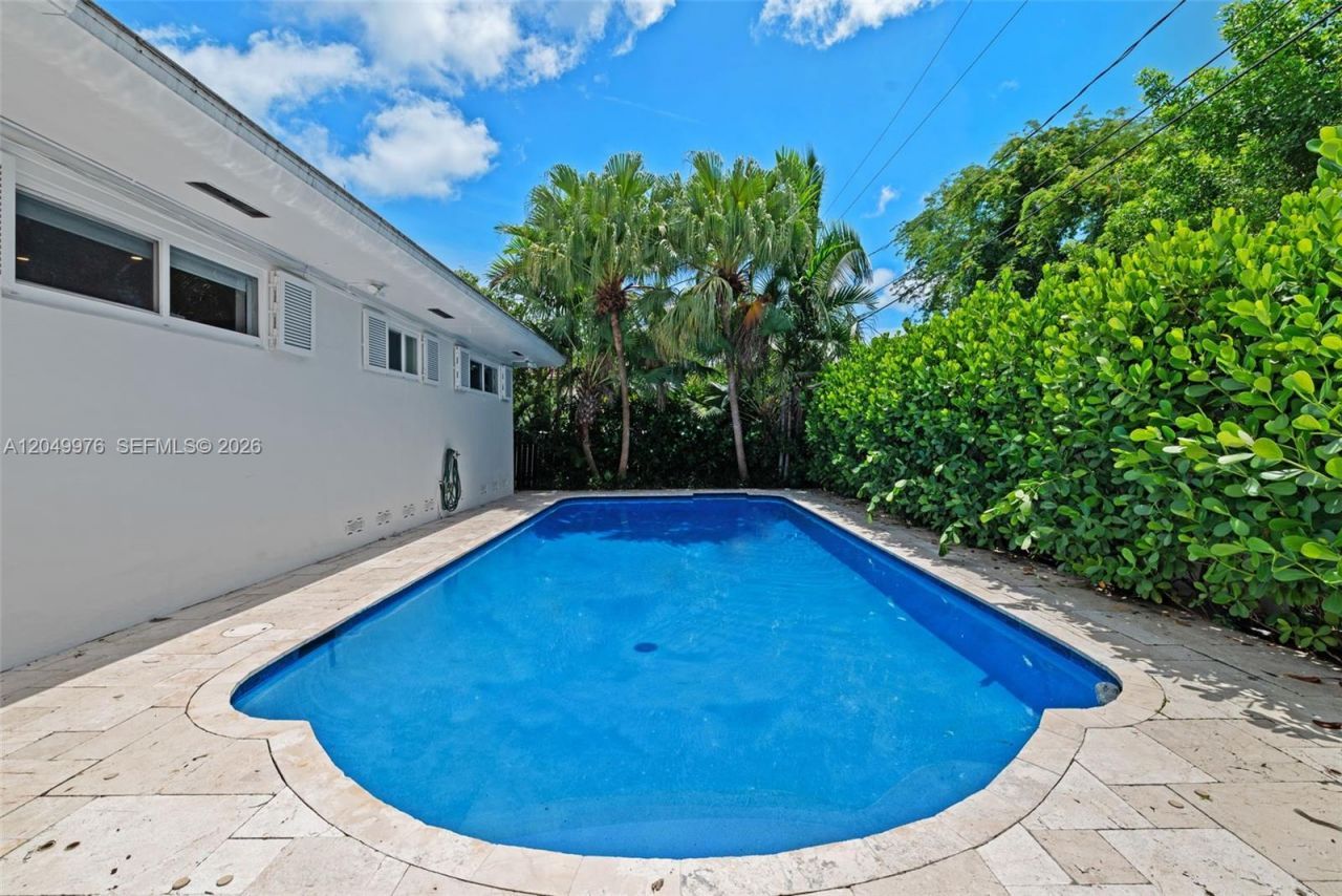 11530 NE 22nd Dr , North Miami, FL 33181 Photo