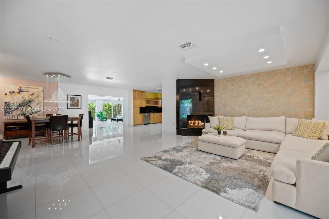 11530 NE 22nd Dr , North Miami, FL 33181 Photo