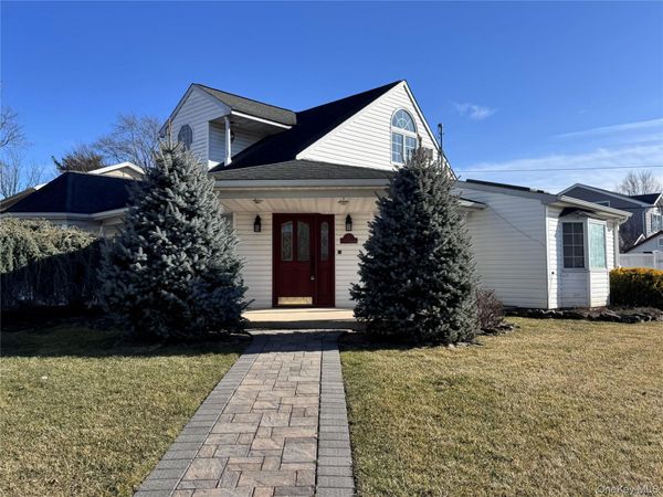 37 Spray Lane , Hicksville, NY 11801