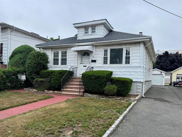 121 Lyon Place, Lynbrook, NY 11563