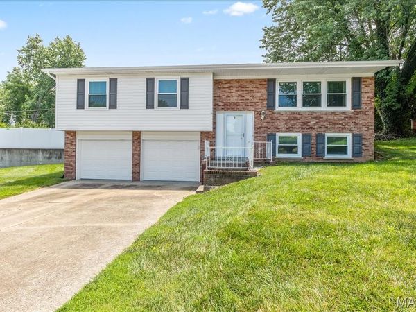 8 Canterbury Court, St Charles, MO 63301